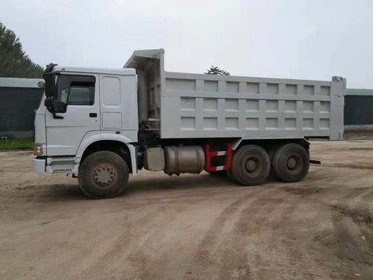 Camion à ordures blanc d' une tonne, camion à ordures à trois essieux.