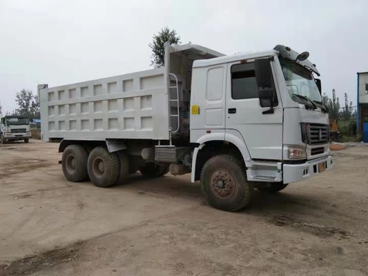 Camion à ordures blanc d' une tonne, camion à ordures à trois essieux.