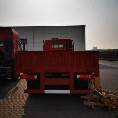 Camion cargo Sinotruk Howo rouge 10 roues 6x4 371CV