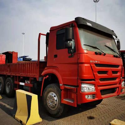 Camion cargo Sinotruk Howo rouge 10 roues 6x4 371CV