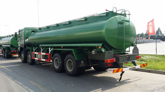 Camion-citerne à carburant diesel 25000L 8x4 Sinotruk Howo 371HP 12 roues