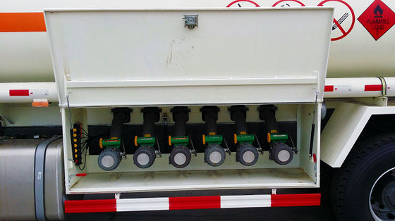Camion-citerne Sinotruk Howo 8x4 28000L
